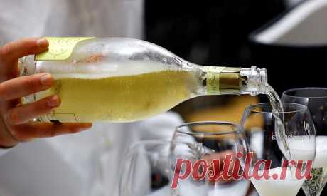 Вино высшего света | Чёрт побери Считается, что обитатели Кремля и те, кто вхож в высшие эшелоны власти, сродни небожителям, а их повседневность разительно отличается от быта простых смертных. До известной степени это так. С другой стороны, как и все люди, они едят и пьют, получая удовольствие от того и другого. Или не получая.   Спецзаказ не нужен Во времена позднего СССР алкогольная карта кремлевских банкетов была достаточно стандартной. Более 80 процентов приходилось на...