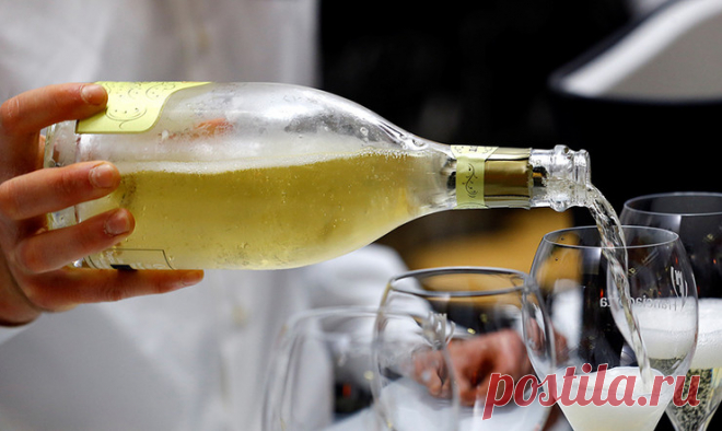 Вино высшего света | Чёрт побери Считается, что обитатели Кремля и те, кто вхож в высшие эшелоны власти, сродни небожителям, а их повседневность разительно отличается от быта простых смертных. До известной степени это так. С другой стороны, как и все люди, они едят и пьют, получая удовольствие от того и другого. Или не получая.   Спецзаказ не нужен Во времена позднего СССР алкогольная карта кремлевских банкетов была достаточно стандартной. Более 80 процентов приходилось на...