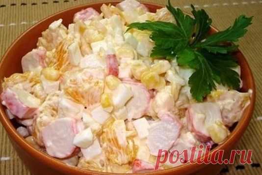 Крабовый салат с апельсинами и кукурузой. Рецепт Подготовить продукты. Крабовые палочки разморозить. Яйца сварить вкрутую.