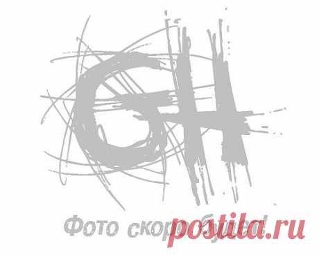 Рыба, тушенная с капустой. Филе рыбы с кожей нарезать на порционные куски, посолить, посыпать перцем, запанировать в муке и обжарить с обеих сторон на сковороде с маслом. Тушеную капусту положить в глубокую посуду, смазанную жиром и посыпанную молотыми сухарями, на нее уложить слой обжаренной рыбы. Тушить в течение 1 ч. При подаче к столу на тарелки положить кусочки рыбы, на них — тушеную капусту, посыпать рубленой зеленью. Рыбу, приготовленную на растительном масле, можно подать в холодном вид