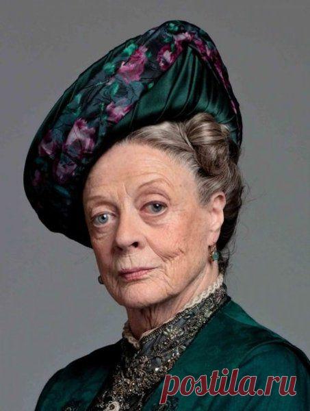 Мегги Смит в роли Вайолет Кроули, вдовствующей графини Грэнтэм в сериале Аббатство Даунтон / Путь моды