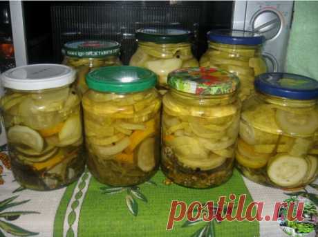 Вкуснейшие кабачки по-болгарски 

Состав: (на 4 шт. 1л банок) 
-3кг кабачков 
-2л воды 
-1 стакан(200г) сахара без горки 
-3 ст.л. с горкой соли 
-250г 9% уксуса 
-зелень (укроп, лист хрена) 
-4 зубка чеснока (я кладу это количество на 1л банку) 
-1 ч.л. чёрного перца горошка 
-лавровый лист 6-8 шт. 
 
Приготовление по материалам сайта: 
Кабачки помыть, нарезать шайбами. 
Вымыть зелень, почистить чеснок и разложить в стерильные банки. 
Приготовим маринад: 
В большую кастрю...