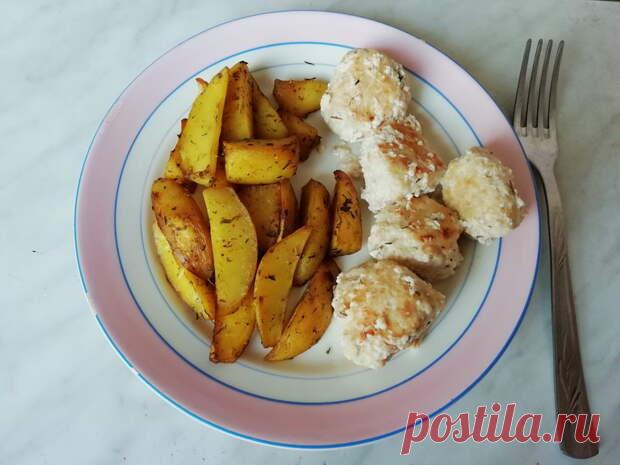 Сочные и нежные куриные фрикадельки в сливках - Ваши любимые рецепты - медиаплатформа МирТесен Это простое, но очень вкусное блюдо станет прекрасным вариантом сытного обеда или ужина, а также украсит праздничный стол. Я знаю этот рецепт давно и обычно готовлю его на праздники – Новый Год, День Рождения, и гости всегда довольны. Да и в повседневной жизни частенько балую домашних этим нежным