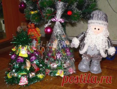 Делаем ёлочку из конфет и мишуры к новому году Делаем ёлочку из конфет и мишуры к новому годуАвтор Анастасия Егорова.Материалы и инструменты:&nbsp;цветной картон для детского творчества А3, ножницы, циркуль, карандаш, клей, скотч (двухсторонний или обычный), конфеты, мишура зеленого цвета.Из цветного картона (лучше зеленого цвета, но...