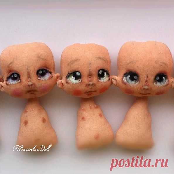 Доброе, ленивое, субботнее...))))
Не смогла вчера всем крошкам личики расписать. С 9 вечера до 1 ночи почти четырех оживила..)))))
А дальше сон меня атаковал! Прям ух! Я ползком до кроватки и к мужу в теплые ручки))))
Сразу провалилась!)
Зато поспала)) это тоже ННАДА) , хоть изредка..))))
Всем добра;)
#текстильнаякукла #авторскаякукла #интерьернаякукла #textiledoll #fabricdoll #businkadoll #instadoll #sale #трессдлякукол #волосыдлякукол #куклаБусинка #куклаволгоград#куколь...