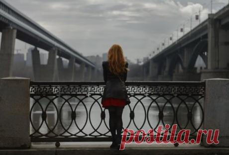 берегли берега
было нечего больше беречь и
возвращалась река
подбирая шаги человечьи
словно это ключи
от нетронутых ржавчиной скважин
потерялись в ночи
там где город размыт и не важен
где мосты вдугаря
то есть хмурят надбровные дуги
вопреки фонарям
что горят не нуждаясь друг в друге
нас качает комбриг
нас штормит нас давно не штормило
говорят ноябри
и выходят на бис из горнила
и плывут из горла
по бессонницам против теченья
и слова как смола
застывая не просят прощенья 
 Sterva