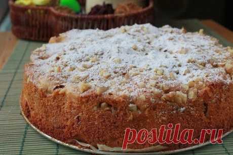 Очень вкусный медово-яблочный пирог 
Ингредиенты:- 80-100 г меда- 350-400 г яблок- 100 мл растительного масла- 100 г сахара- 200 г муки- 2 яйца- 2 столовых ложки лимонного сока- 1 столовая ложка воды- цедра 1 лимона- 2 горсти грецких ор…