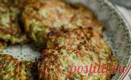 Драники из кабачков на сковороде - Вкусные идеи Драники из кабачков – это вкусное и полезное кушанье, с готовкой которого справится даже тот, кто впервые переступил порог кухни. Это блюдо является