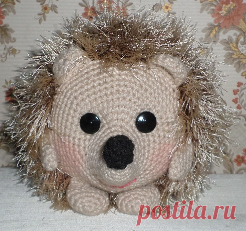 Маленький ежик, связанный крючком.