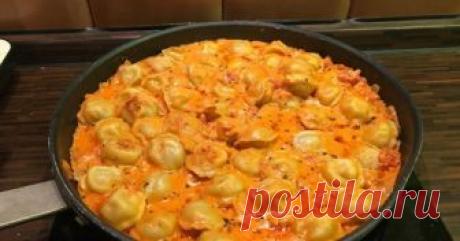 Тушеные пельмени с луком, томатами, сметаной и вустерширским соусом. Рецепт Обжарить на большой сковороде мелко нарезанный лук до золотистого цвета.