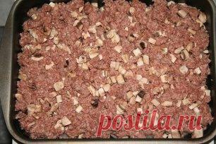 МЯСНАЯ ЗАПЕКАНКА. Любимый рецепт моей мамы. Ни одно торжество не обходилось без этого блюда!
Ингредиенты:
картофель (6шт),
фарш свинина+говядина (400г),
грибы (100-150г),
лук (1шт),
сметана (1 стакан),
яйцо,
чеснок (2 дольки),
соль, перец.
Приготовление:
1. Картофель очистить и нарезать тонкими ломтиками. Лук порезать полукольцами. Грибы порезать небольшими кубиками, смешать с фаршем и приправить солью и перцем.
2. Для заправки: сметану смешать с пропущенным через пресс че...