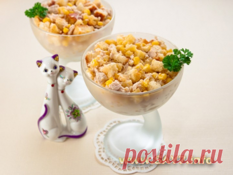 Салат с сухариками, куриным филе, сыром и кукурузой