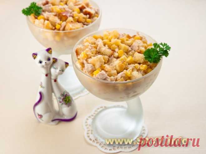 Салат с сухариками, куриным филе, сыром и кукурузой