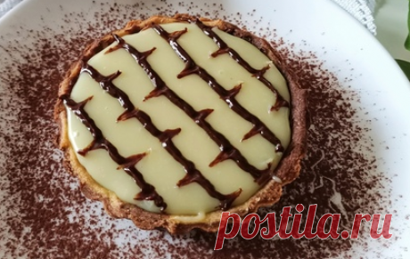 Пирожное «Два шоколада»
Ингредиенты:
▫тесто песочное — 210 г
▫молоко — 125 мл
▫сливки — 90 мл
▫шоколад черный горький — 100 г
▫шоколад белый — 100 г
▫сахар — 40 г
▫кофе свежесваренный — 15 мл
▫кукурузный крахмал — 10 г
▫сахар ванильный — 1 упаковка
▫яйца куриные — 1 шт.