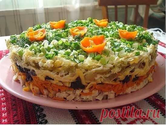 Слоёный салат с черносливом 