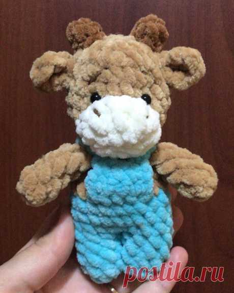 PDF Бычок в комбинезоне крючком. FREE crochet pattern; Аmigurumi animal patterns. Амигуруми схемы и описания на русском. Вязаные игрушки и поделки своими руками #amimore - корова, коровка, телёнок, плюшевый бык, бычок из плюшевой пряжи.