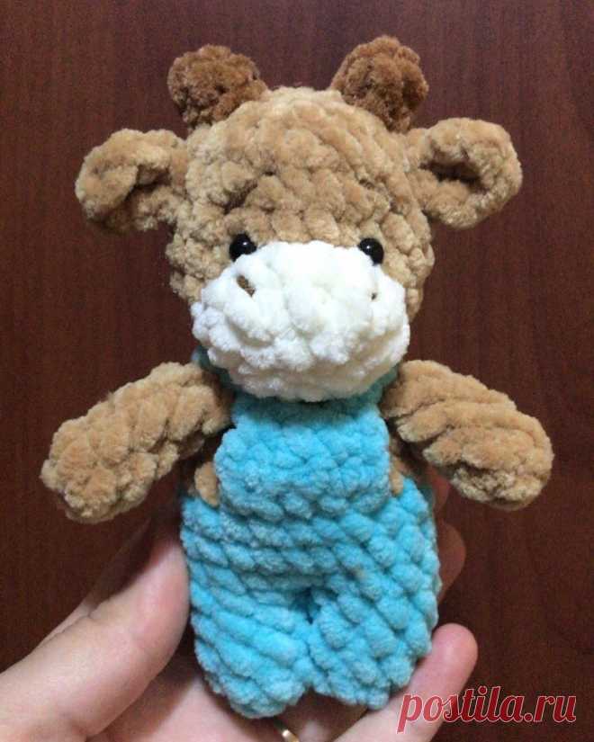 PDF Бычок в комбинезоне крючком. FREE crochet pattern; Аmigurumi animal patterns. Амигуруми схемы и описания на русском. Вязаные игрушки и поделки своими руками #amimore - корова, коровка, телёнок, плюшевый бык, бычок из плюшевой пряжи.