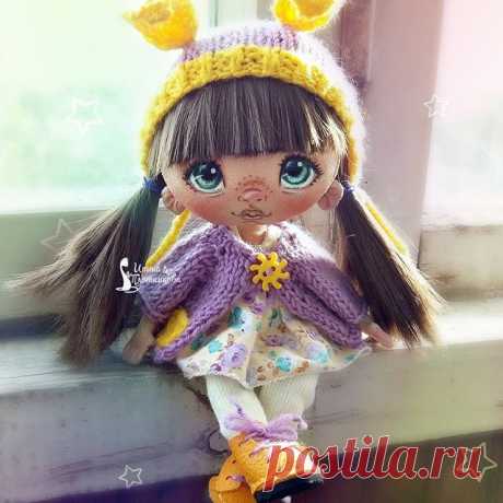 Сладошка Зайка💜🐰ищет тёплые ладошки.🖐🖑 НАШЛА)))
💜Декоративная малышка ростиком 18 см
💜Наполнена синтепоном и любовью,утяжелена декоративным песочком.
💜Хорошо сидит самостоятельно,не стоит.Ручки и ножки подвижны,голова поворотная.
💜Одежда вся съёмная,обувь тоже.
Гардероб:платье,колготки,шапка,кофта,ботинки.
💜Может прекрасно прижиться у вас на полочке или даже кататься с вами в машине на панельке.
💜Для активных детских игр НЕ предназначена
💜Оплата на карту Сбербан...