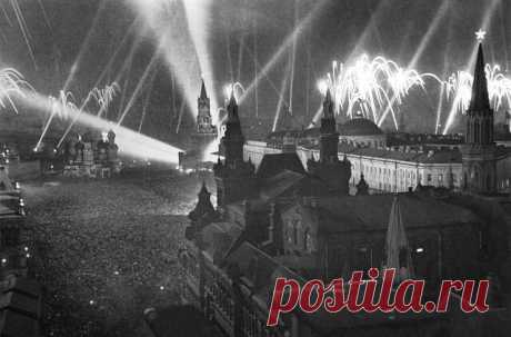 8 мая 1945 года в предместье Берлина Карлсхорсте в 22 часа 43 минуты по центрально-европейскому времени (9 мая в 0:43 по московскому времени) был подписан окончательный Акт о безоговорочной капитуляции фашистской Германии и её вооруженных сил.

В СССР о капитуляции Германии объявили в ночь на 9 мая, тогда над Москвой раздались тысячи победных залпов салюта