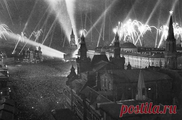 8 мая 1945 года в предместье Берлина Карлсхорсте в 22 часа 43 минуты по центрально-европейскому времени (9 мая в 0:43 по московскому времени) был подписан окончательный Акт о безоговорочной капитуляции фашистской Германии и её вооруженных сил.

В СССР о капитуляции Германии объявили в ночь на 9 мая, тогда над Москвой раздались тысячи победных залпов салюта