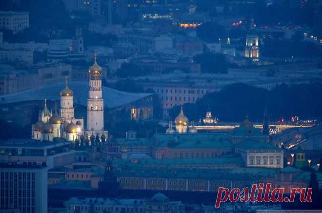 Самая высокая смотровая площадка в Москве
10. Колокольня Ивана Великого.
11. Троицкая башня, за ней Спасская и Покровский собор.
12. Софийская, Раушская, Балчуг.
13. Высотка на Котельнической в 21:33.
14. Кутузовский проспект.
15. «Олимпийский» закрыла высотка «Оружейный».
16. Московская соборная мечеть.
17. Макушка высотки на Восстания.
.....