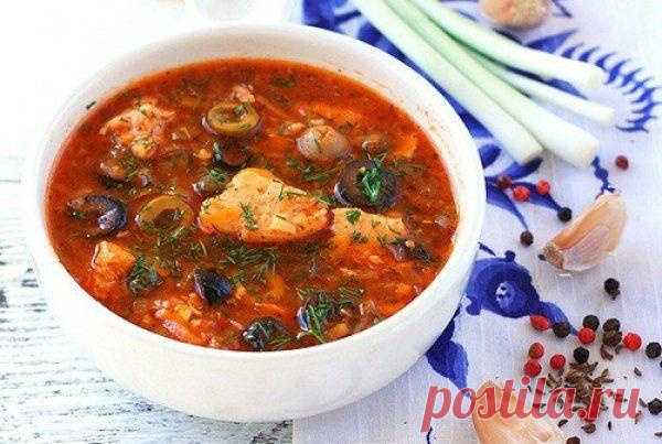 5 вкуснейших супчиков, которые согреют в холодные дни 
5 вкуснейших супчиков, которые согреют в холодные дни
1. Солянка с лососем

Ингредиенты:

лосось (филе) — 170 гр
рыбный бульон — 500 мл
нарезанные кольцами оливки — 2 ст. ложки
нарезанные кольцами ма…