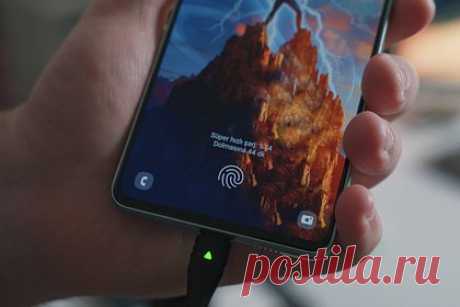 Названы убивающие смартфон ошибки. Руководитель Центра цифровой экспертизы Роскачества Сергей Бодров рассказал, как продлить жизнь смартфону. В первую очередь он призвал правильно его заряжать .Бодров газвал опасным питание гаджета под подушкой, поскольку оно может повредить аккумулятор и привести к возгоранию устройства.