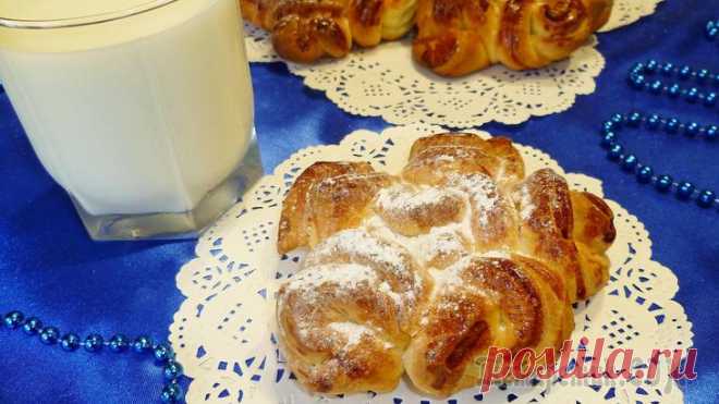 Кружевные булочки ИНГРЕДИЕНТЫ Ингредиенты:Мука - 350 г.Сливочное масло - 80 г.Яичный желток - 2 шт.Молоко (тёплое) 140 г.Сахар - 3 ст. л.Ванильный сахар - 1 пакетикДрожжи - 10 г.Для смазывания булочек:Яичный желток - 1...