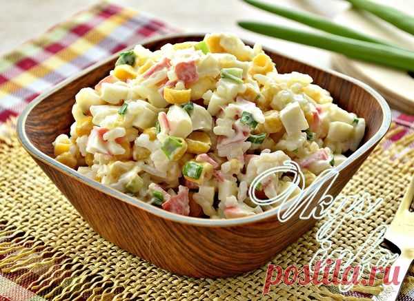 Классический салат с кукурузой и крабовыми палочками Салаты на основе крабовых палочек уже давно заняли почётные места на всех торжественных мероприятиях. Здесь нет ничего удивительного: они вкусны, доступны, легки в приготовлении и красивы. Из огромног…