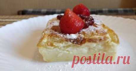 Волшебный апельсиновый десерт. Умное пирожное (Orange magic custard cake) Автор рецепта Михаил Бурмин Волшебный апельсиновый десерт. Умное пирожное (Orange magic custard cake) - пошаговый рецепт с фото. Умное пирожное, Волшебный пирог, Заварной молочный десерт! Названий у него много, а суть одна! Очень вкусный десерт, приготовленный в духовке!
Это действительно волшебный десерт, приготовив всего лишь 1 простое тесто, у вас получится 3 слоя. Нежный бисквит, заварной крем и ...