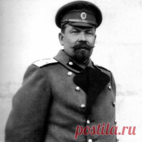 Белый исход. Е.Алтайский, А.Долгинов, Е.Шувалов

В горле ком, но я спою! Уж не взыщите,
Перед вами душу вытряхну свою!
Пахнет порохом и водкой старый китель, 
Что меня не раз оберегал в бою.

Скрыта пылью позолота на погонах, 
Но приказа я не выполнил их снять.
Понимаете, ребята, нет резона
За Россию здесь в Шанхае умирать.

И без этого уже почти лет десять
Встречи с пулей безнадежно я искал.
А теперь, похоже, в этом редколесье
Обретет покой российский генерал...
