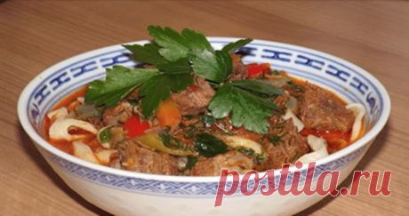 Запах домашнего уюта, мягкая яичная лапша, много мяса и овощей — этот ленивый лагман стоит попробовать: и невозможно не влюбиться