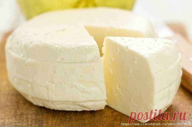 А ЧТО НА ЗАВТРАК? Нежный и вкусный яичный сыр 
Называется он так потому, что варится сыр с яйцами (целых восемь штук добавляется). Результат просто восхитителен.
Итак, нам понадобятся: - яйца - восемь штук, - молока - 1 литр, - домашнего кефира и…