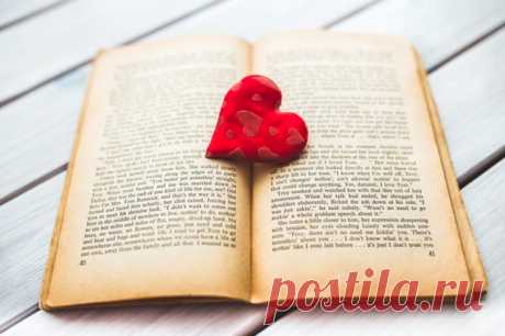 Книги, которые читаются на одном дыхании Хорошая книга — как горная река: быстрая, шумная, хлесткая. Подхватывает тебя и несет далеко-далеко, играя радужными капельками воды и балуясь водоворотами, — в глубины умозаключений, надежд и смысла. Затягивает так быстро, что и вдохнуть не успеешь. И так же резко выбрасывает на берег. Все. Привет. И бежит себе дальше, а ты остаешься на берегу, сожалея о том, что приключение закончилось. Мы выбрали 15 книг, которые читаются на одном дыхании. Они очень…