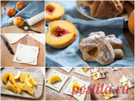 Слойки "Цветочки" с персиками
Рецепт очень вкусных и красивых слоек.
Ингредиенты:
- 1 пласт слоеного бездрожжевого теста,
- 2 персика (свежих или консервированных),
- сахарная пудра по вкусу.
Приготовление:
1. Раскатать тесто в пласт и нарезать квадратиками. Сделать надрезы так, как показано на фото.
2. Если вы используете свежие персики, то их необходимо почистить, а если консервированные, то их необходимо слега обсушить салфеткой. Порезать персики дольками.
3. Положить немного долек в центр