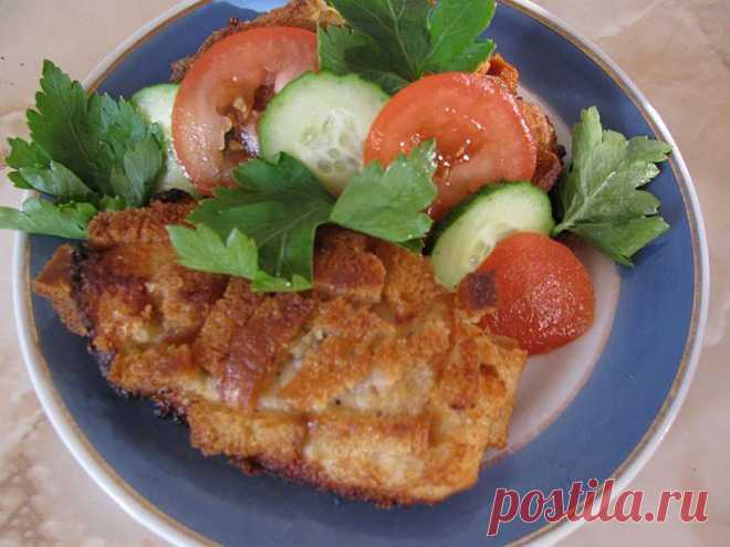 Куриный шницель по-полесски Полесский шницель из куриного фарша с изумительным сливочным вкусом. Для экономии времени можно взять готовые панировочные сухари, но лучше приготовить их самостоятельно в домашних условиях. Так будет вкуснее. :)