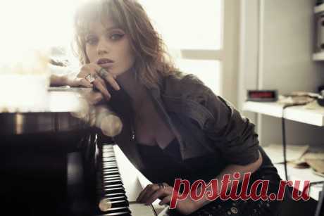Эбби Ли Кершоу (Abbey Lee Kershaw) и Мэтью Хатчинсон (Matthew Hutchinson) в фотосессии Алекси Любомирски (Alexi Lubomirski) для журнала Vogue Germany (август 2010).