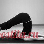 4 упражнения, которые женщине стоит выполнять, когда она нервничает, подавлена или утомлена   1. Поза Плуга: Лягте на спину. Поднимите ноги вверх и закиньте их за голову. Держите ноги прямыми, пятки вместе и тянитесь носочками к полу. Вытяните обе руки к пальцам […]