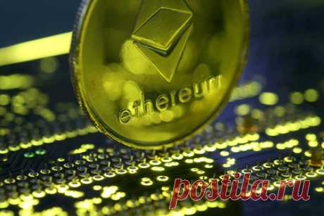 Вторая криптовалюта мира побила рекорд. Стоимость Ethereum достигла 4477 долларов, свидетельствуют данные CoinMarketCap. Цена второй криптовалюты мира, таким образом, побила исторический рекорд. К моменту написания новости стоимость несколько снизилась и составляет 4434 доллара (рост за сутки — 2,39 процента).
