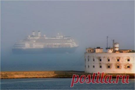 Корабль уходящий в туманные дали.Севастополь