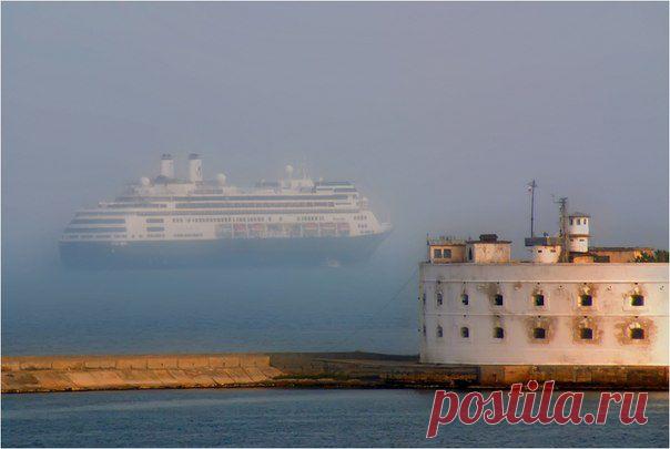 Корабль уходящий в туманные дали.Севастополь