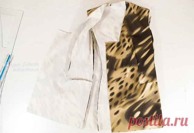 Удлинённый жакет без подкладки с карманами и шлицами. Пошаговый мастер-класс для начинающих Часть 2 

Удлинённый жакет своими руками

Часть 2

Автор МК: Мария Новикова

Как подготовить к первой примерке длинный жакет
Переводим меловые линии на симметричные детали и смётываем пиджак. Смётываем на пол…