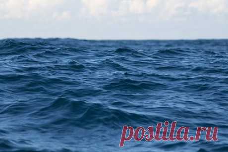 Ученый из Гарварда обнаружил фрагменты корабля пришельцев в океане. Ученый из Гарварда, известный своими поисками НЛО, сообщил, что он и его команда предположительно обнаружили на дне океана фрагменты инопланетного корабля. При помощи специального аппарата с магнитными щупами они извлекли с глубины 1700 метров около полусотни крошечных шариков (примерно 0,3 мм).