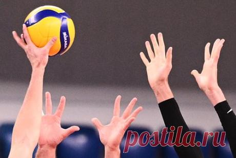 Украинскому волейболисту запретили выступать в одном клубе с российским игроком. Федерация волейбола Украины (ФВУ) запретила доигровщику сборной Тимофею Полуяну играть в турецком «Хекимоглу» вместе с россиянином Алексеем Налобиным. «Они [ФВУ] предложили расторгнуть контракт с российским игроком, пообещав прислать вместо него еще одного украинца», — сказано в заявлении «Хекимоглу».