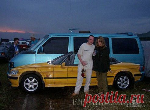 Прикол в том, что желтая машина нарисована на синей