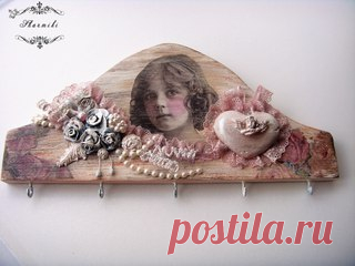 Шебби Шик (Shabby chic) - «потёртый шик» – это название стиля в интерьере, декоре и моде. Это стиль «Викторианской романтики», рождённый в конце 1980-х годов 20-го века. Его автор - английский дизайнер Рэйчел Эшвел (Rachel Ashwell). Начинала она с того, что декорировала приобретённую на распродажах и блошиных рынках старую мебель, в начале – для собственного дома, для своей семьи. Со временем увлечение перешло на новый уровень...
Я тоже грешу любовью к 