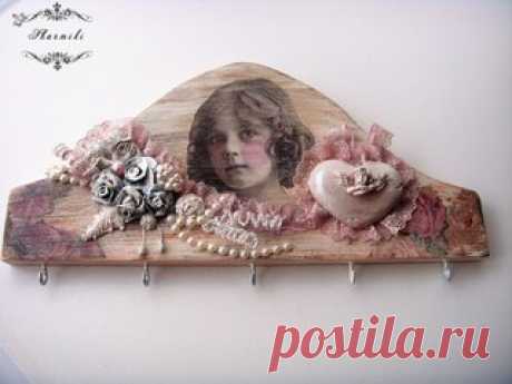 Шебби Шик (Shabby chic) - «потёртый шик» – это название стиля в интерьере, декоре и моде. Это стиль «Викторианской романтики», рождённый в конце 1980-х годов 20-го века. Его автор - английский дизайнер Рэйчел Эшвел (Rachel Ashwell). Начинала она с того, что декорировала приобретённую на распродажах и блошиных рынках старую мебель, в начале – для собственного дома, для своей семьи. Со временем увлечение перешло на новый уровень...
Я тоже грешу любовью к "шебийным" работам.