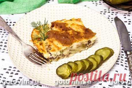 Картофельная запеканка с мясным фаршем и маринованными огурцами.