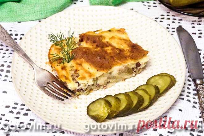Картофельная запеканка с мясным фаршем и маринованными огурцами.