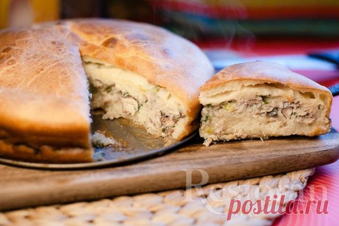 Пирог со скумбрией и зеленым луком Любителям скумбрии посвящается. Рецепт из серии - дешево и сердито. Только получается совсем даже не сердито, а очень нежно и вкусно. Только вот быстро, да.